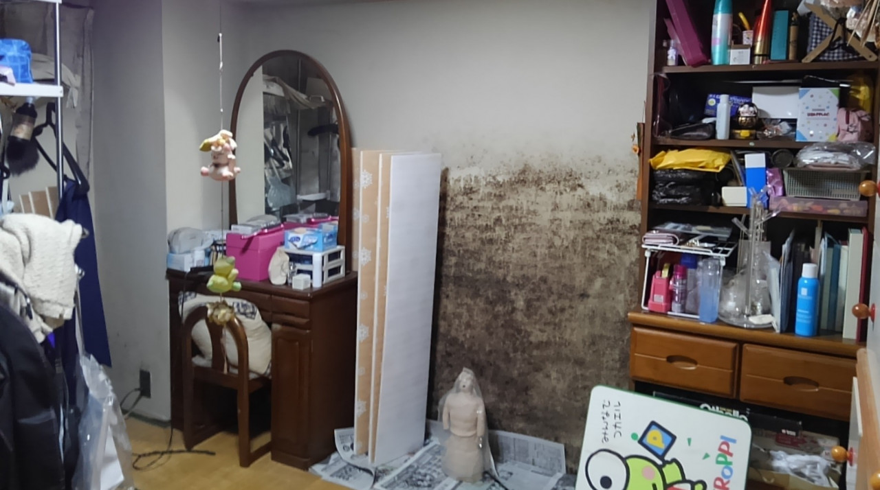 家具をどけてびっくりカビ！